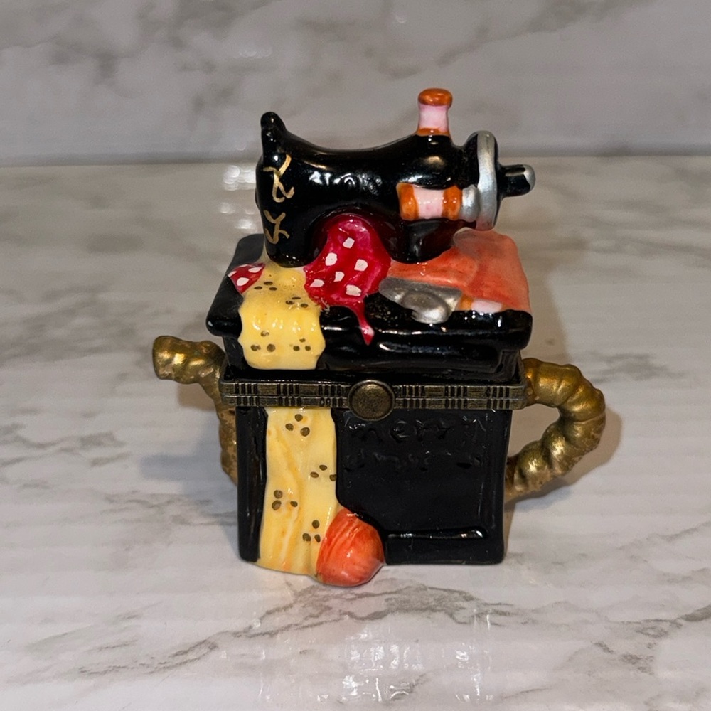 Ceramic Sewing Machine and Quilt Tea Pot trinket box decor VTG